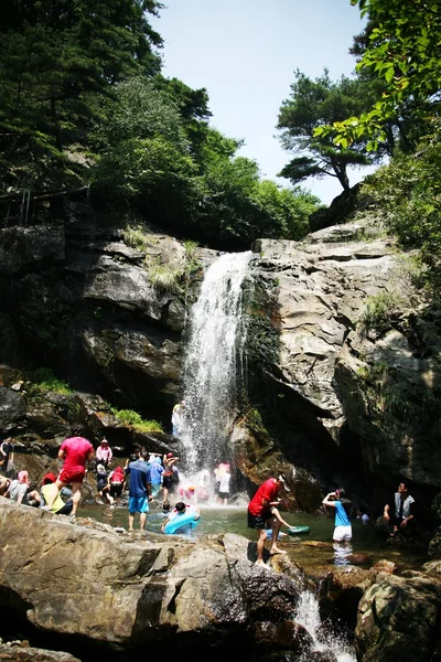 La gente nuota alle cascate Surak — Foto Stock