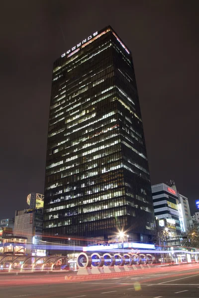 Hermosa vista nocturna de edificios — Foto de Stock