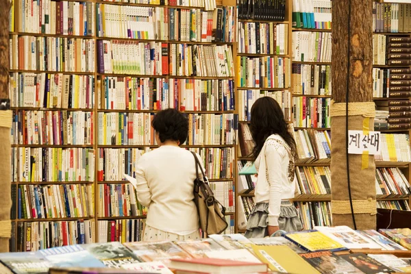 Gente en la librería —  Fotos de Stock