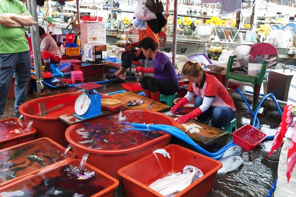 Människor på fiskmarknaden — Stockfoto