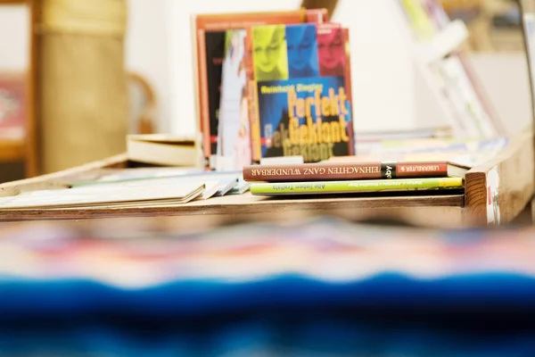 Muchos libros y revistas en la librería — Foto de Stock