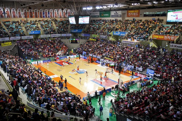 Arena de baloncesto deportivo durante el juego — Foto de Stock