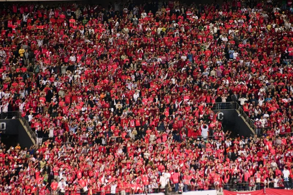 Spettatori su una tribuna dello stadio — Foto Stock