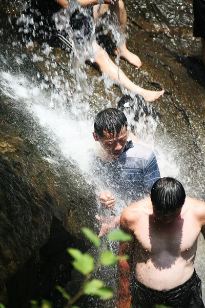 Menschen schwimmen bei plötzlichen Wasserfällen — Stockfoto