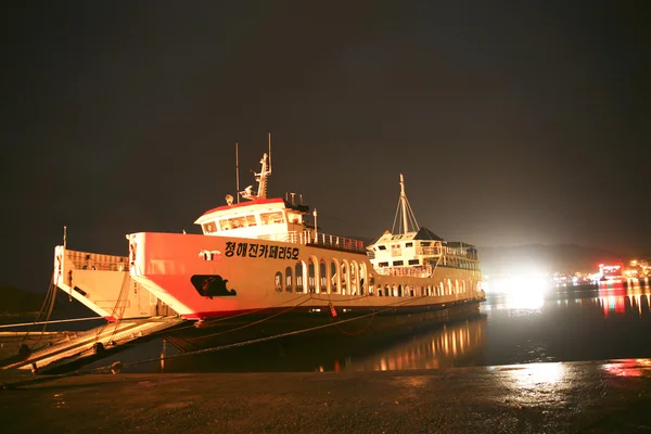 Gran barco en el muelle del ferry — Foto de Stock
