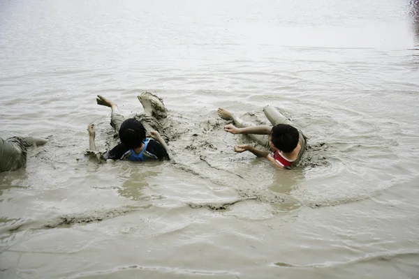 Enfants jouant dans l'eau pendant le festival — Photo