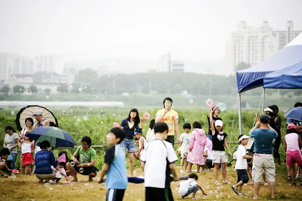 I bambini e i loro genitori durante il festival — Foto Stock