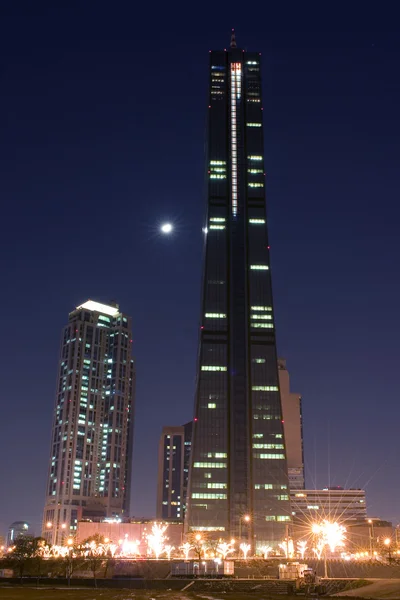 Vacker natt syn på byggnader — Stockfoto