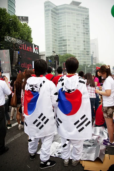 世界杯街头欢呼的人群在韩国 — 图库照片