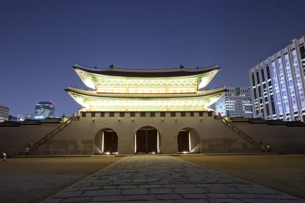 Vista noturna do Palácio Gyeongbokgung na Coreia do Sul — Fotografia de Stock