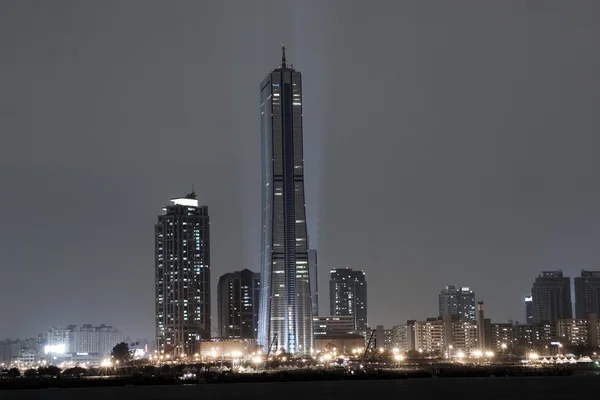 Les gratte-ciel de Yeouido à Séoul de l'autre côté de la rivière Han — Photo