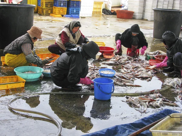 People at fish market — Stock Photo, Image