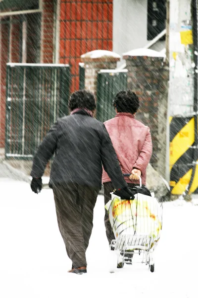 Gente pasando por la tormenta de invierno —  Fotos de Stock