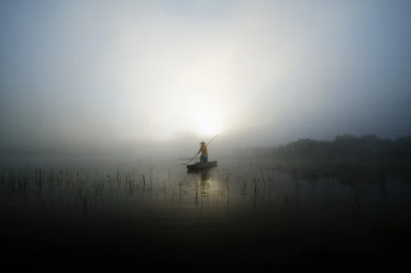 Pescador en un pantano — Foto de Stock