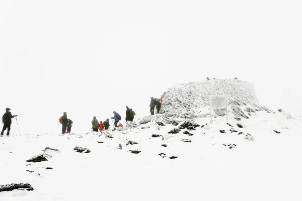 People walk in beautiful winter mountains — Stock Photo, Image