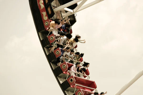 Les gens montent sur un grand bateau dans le parc d'attractions — Photo