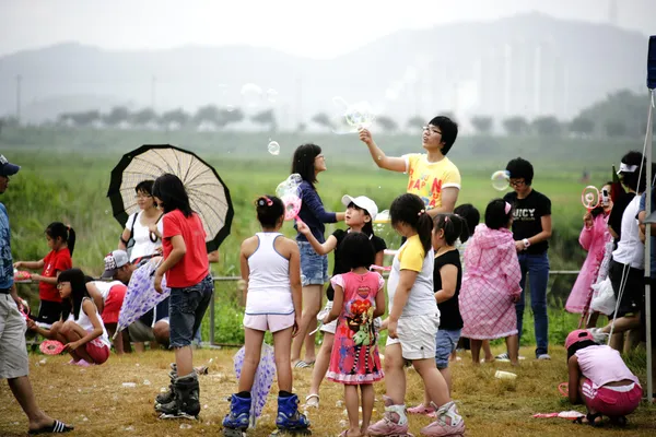 Los niños y sus padres durante el festival — Foto de Stock