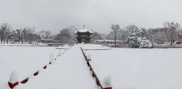 Palác Gyeongbokgung v zimě — Stock fotografie