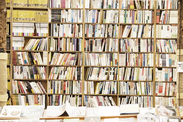 Many books and magazines in the bookstore — Stock Photo, Image