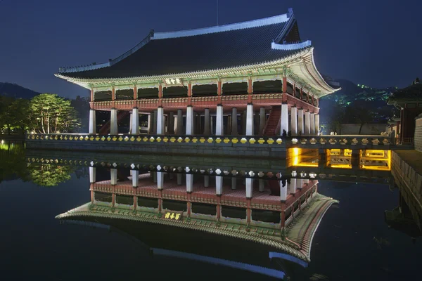 Vista notturna del Palazzo Gyeongbokgung in Corea del Sud — Foto Stock