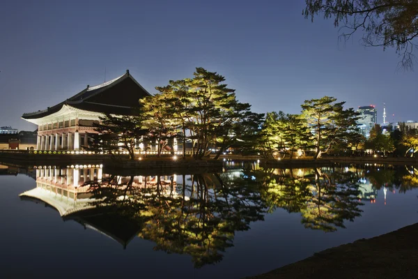 Yönäkymä Gyeongbokgungin palatsiin Etelä-Koreassa — kuvapankkivalokuva