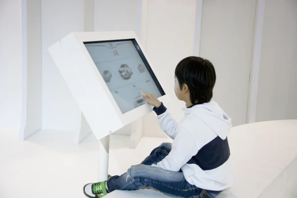 Little boy looking at monitor at Seoul International Motor Show — Stock Photo, Image