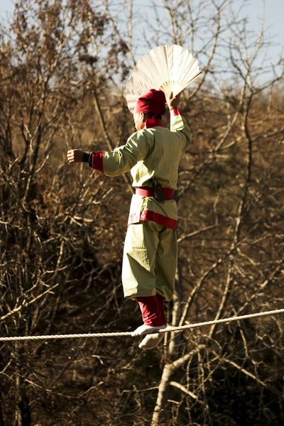 Homem andando em uma corda bamba — Fotografia de Stock