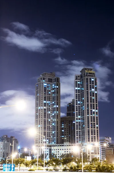 Vacker natt syn på byggnader i yeouido — Stockfoto