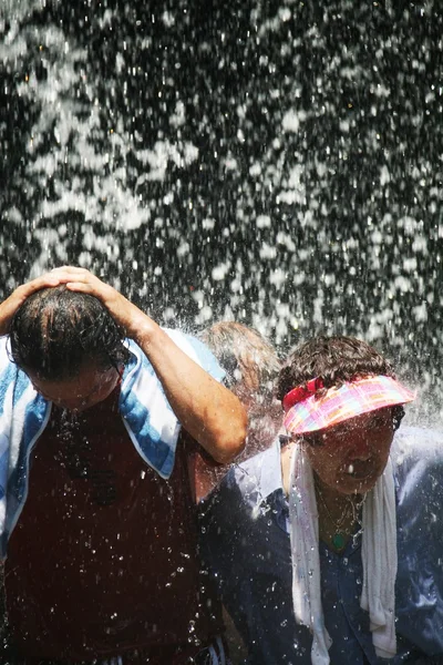 Mensen zwemmen bij surak falls — Stockfoto