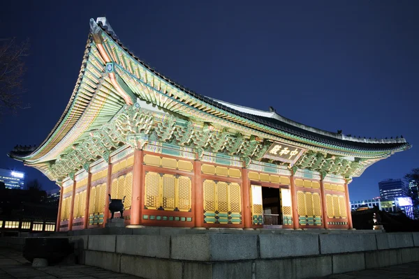 古い宮殿徳寿宮の夜景 — ストック写真