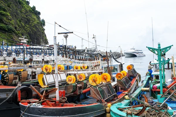 Barche sul mercato del pesce di Ulleungdo — Foto Stock