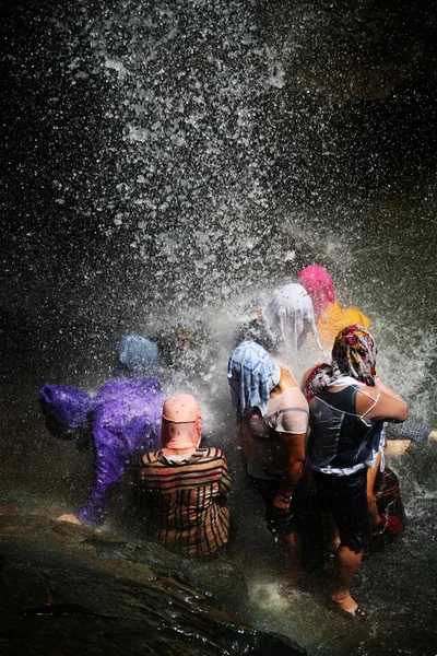 Menschen schwimmen bei plötzlichen Wasserfällen — Stockfoto