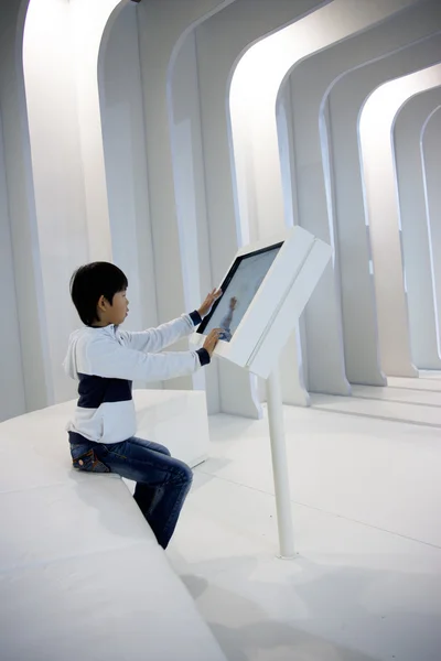 Niño mirando al monitor en el Salón Internacional del Automóvil de Seúl — Foto de Stock