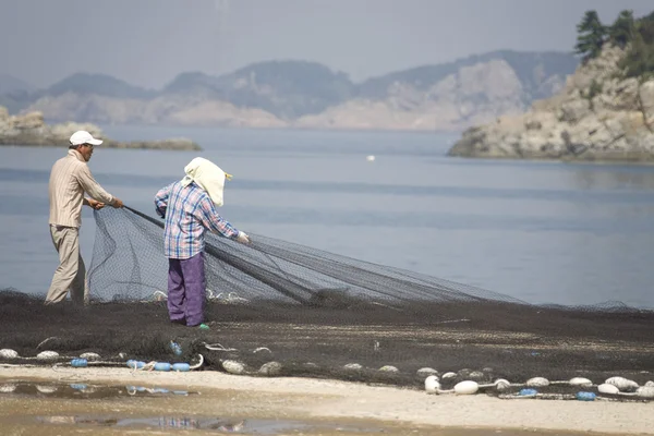 Fischer bereiten Fischernetze vor — Stockfoto