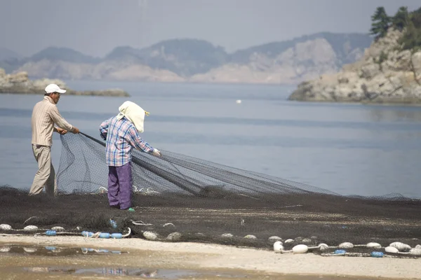 Fishermen preparing fishing nets — Stock Photo, Image