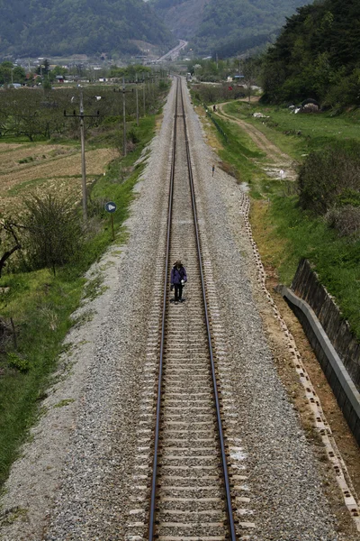 L'homme marche en train — Photo