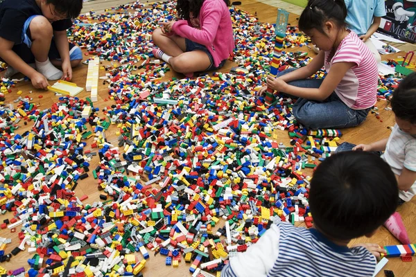 I bambini giocano giocattoli — Foto Stock