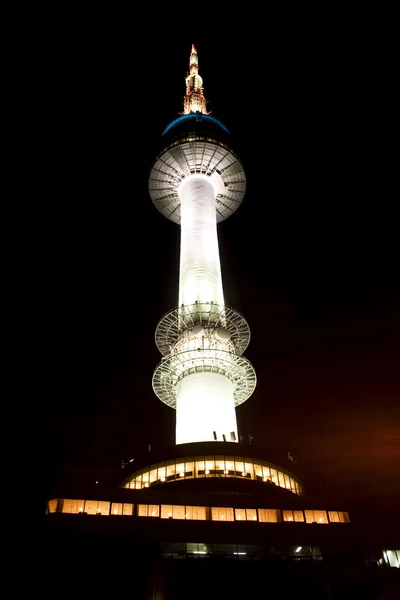 Hermosa vista nocturna de la torre Namsan — Foto de Stock