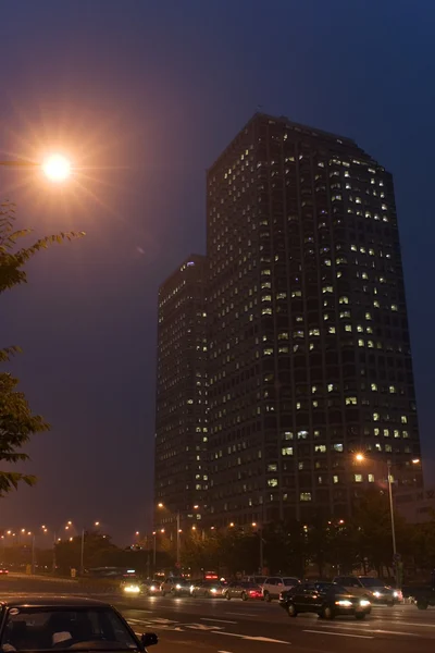 Prachtige nacht weergave van gebouwen — Stockfoto