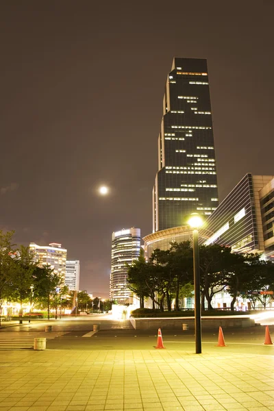 Vacker natt syn på byggnader — Stockfoto