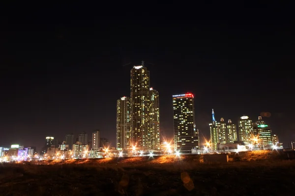 Prachtige nacht weergave van gebouwen — Stockfoto