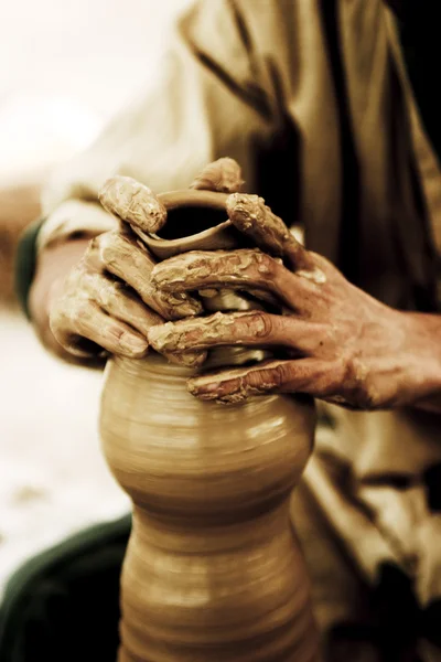 Mani di un vasaio, creando un vaso di terra sul cerchio — Foto Stock