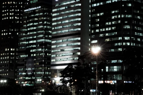 Yeouido binaların güzel gece görünümü — Stok fotoğraf