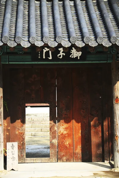Dörrar på hus i seonbichon — Stockfoto