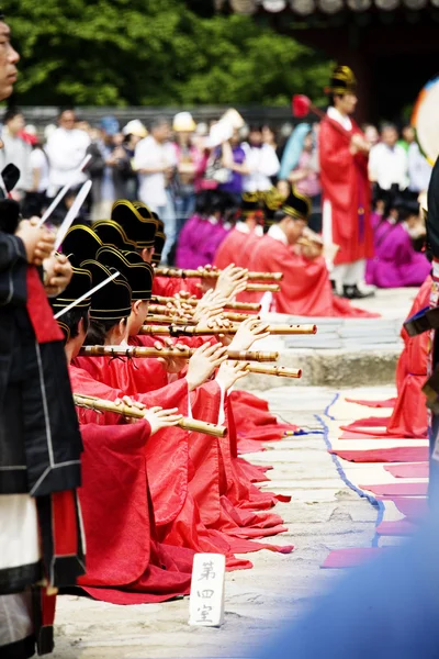 人们在传统节日 jongmyo 仪式 jongmyojerye — 图库照片