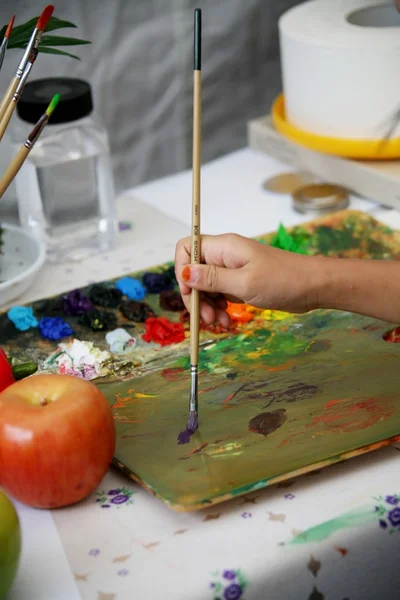 Artiste peint un tableau de pinceau à l'huile à la main — Photo