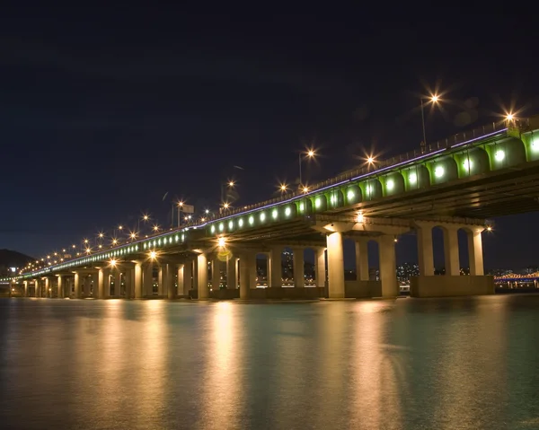 Hermosa vista nocturna del puente sobre el río Han — Foto de Stock