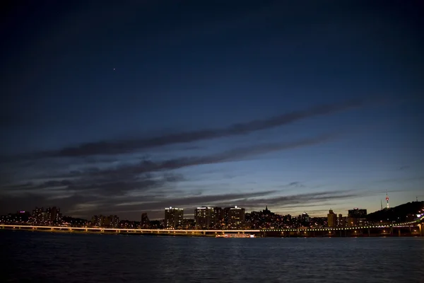 Hermosa vista nocturna del puente sobre el río Han — Foto de Stock