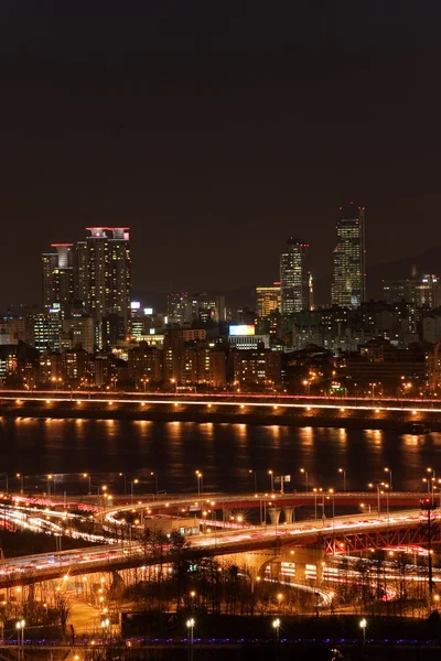 美丽的夜晚，在市中心 — 图库照片