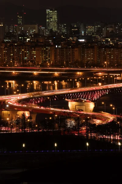 美丽的夜晚，在市中心 — 图库照片